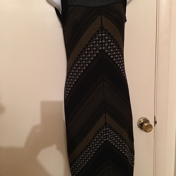 🔥RACHEL ROY ABSOLUTELY BEAUTIFUL SLITS BACK DOWN - Picture 1 of 5